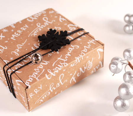 Caja cuadrada con estampado navideño Caja cuadrada con estampado navideño
