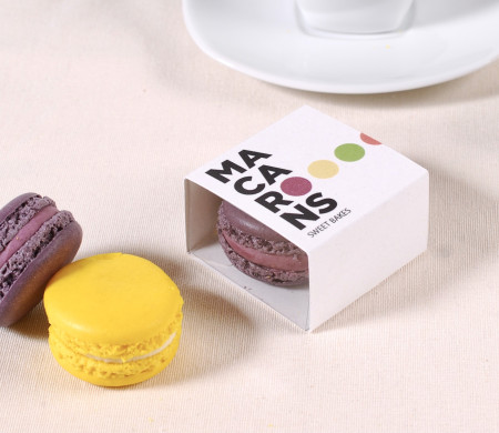 Individual macaron box.