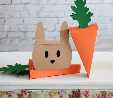 Scatola per bambini con coniglio di cartone 
