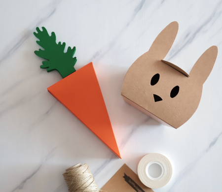 Scatola per bambini con coniglio di cartone Scatola per bambini con coniglio di cartone