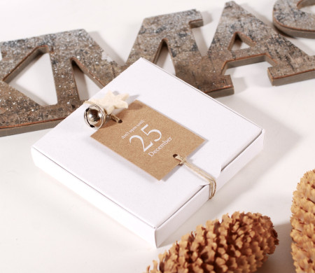 Boîte en carton plat avec décoration de Noël 