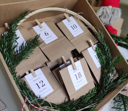 Caja de envío de cartón con decoración navideña Caja de envío de cartón con decoración navideña