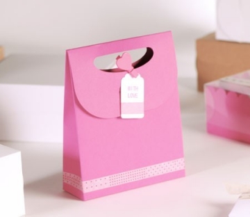 Pink gift bag ‘with love’