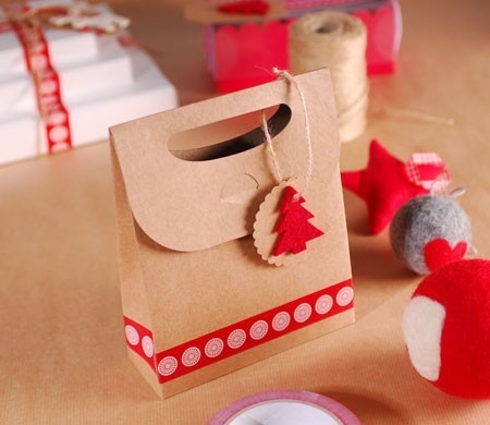 bolsa de regalo y cajas de regalo en el árbol de navidad. regalos de navidad  en