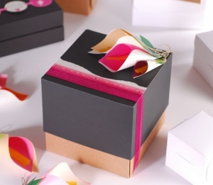 Caja cubo regalo con cinta y flores