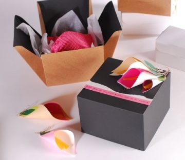 Caja cubo regalo con cinta y flores