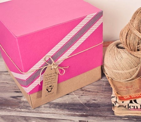 Caja regalo rosa con cordón kraft