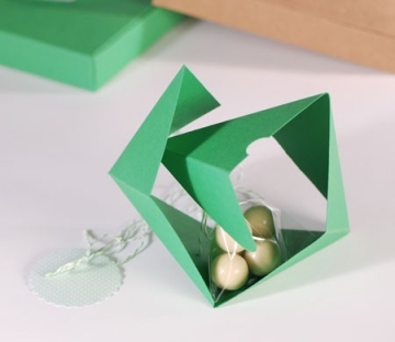 Cajita verde triangular para bombones