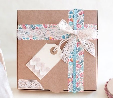 Bonita caja regalo con lazo y cinta floreada