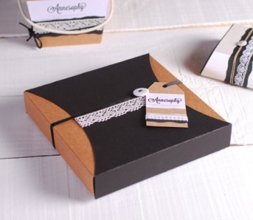 Delicata scatola regalo con merletto ed etichetta