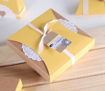 Gift box with sleeve and paper doilies
