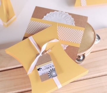 Gift box with sleeve and paper doilies