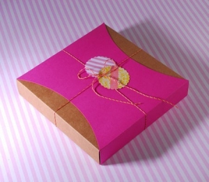 Gift box with fuchsia sleeve