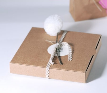 Schachtel mit Pompon für Hochzeitseinladungen