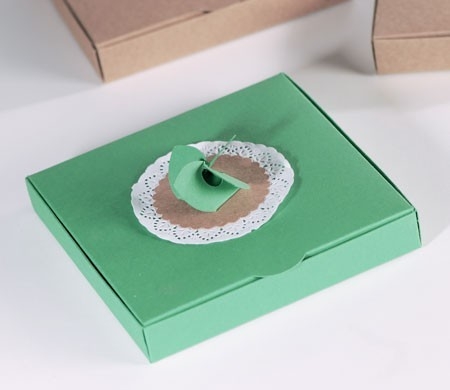 Gift box with a flower blade pattern