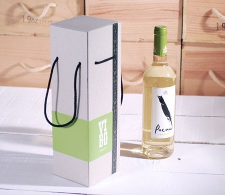 Personalised gift box for a wine bottle