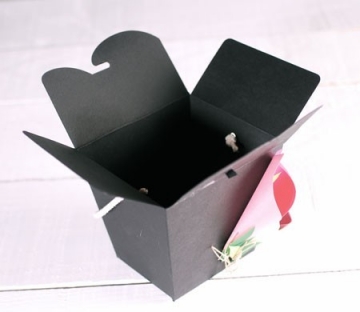 Caja decorada con flores de papel