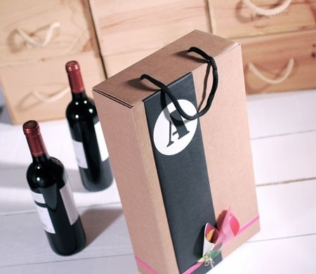 Box for wine with floral decoration