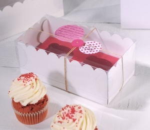 Caja dos cupcakes decorada con botones