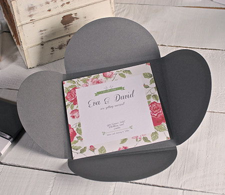 Card envelope with flower-shaped closure