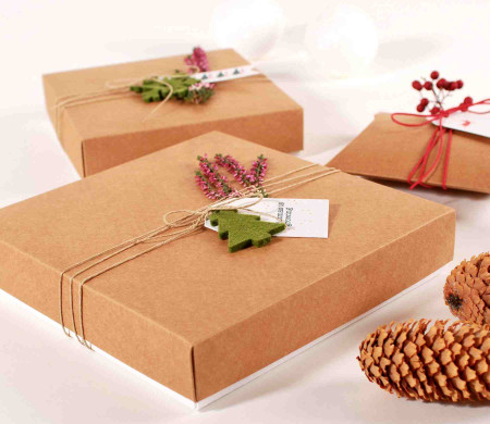 Boîte cadeau plate en carton avec décorations de Noël