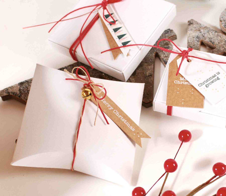 Boîte-cadeau en carton avec décorations de Noël
