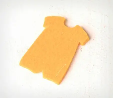 Trajecito de niño, en fieltro, para regalos de bebés