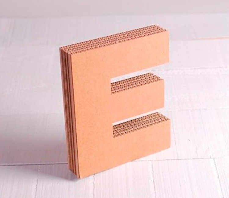 Lettres majuscules en carton décoratives Lettres majuscules en carton décoratives