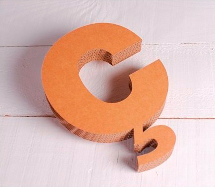 Lettres majuscules en carton décoratives Lettres majuscules en carton décoratives
