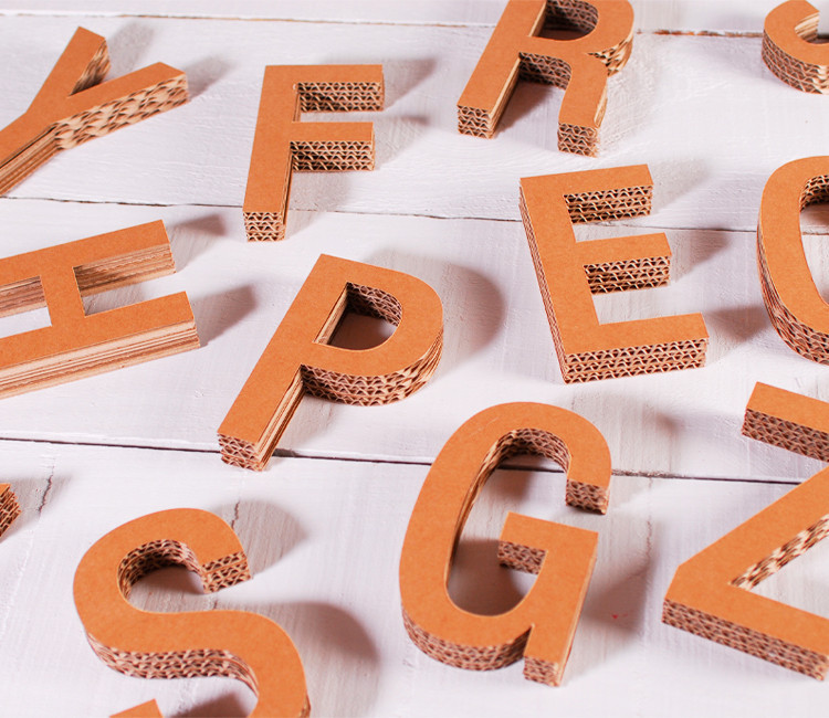 Lettres majuscules en carton décoratives Lettres majuscules en carton décoratives