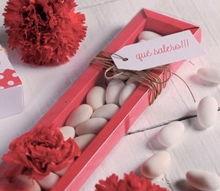 Caja alargada con tapa transparente para caramelos y dulces. Packaging