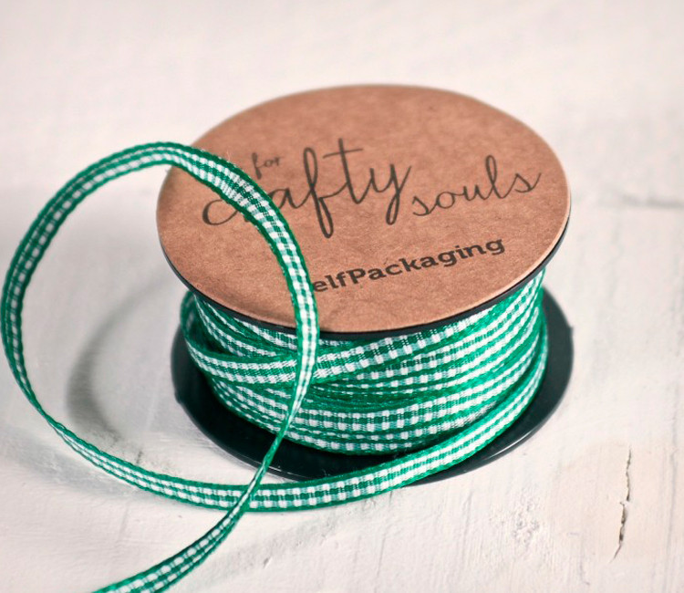 Band mit Vichy-Muster zum Dekorieren von Geschenken. Band mit Vichy-Muster zum Dekorieren von Geschenken.