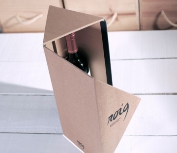 Triangular gift box for bottles