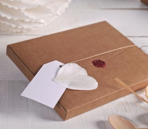 Schachteln für Hochzeiten, dekoriert mit Siegelwachs und Federn.