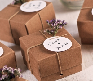 Kleine Schachtel in Kraftpapierfarbe für kleine Hochzeitsgeschenke