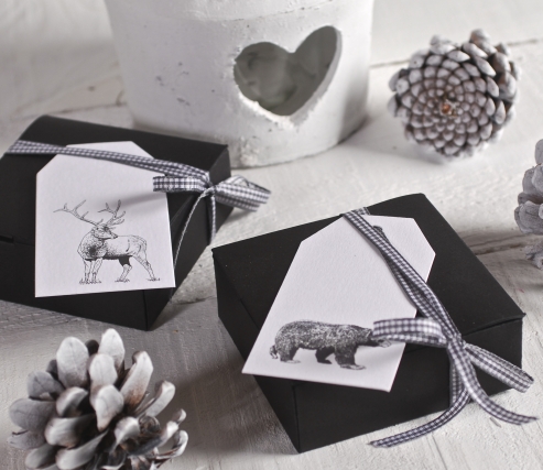 Caja regalo decorada con cinta y etiquetas