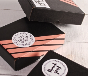 Schachtel, dekoriert mit Washi Tape und „Happy“-Aufkleber