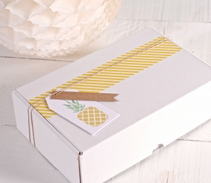 Tropische Schachtel mit „Ananas“-Etikett und gelbem Washi Tape