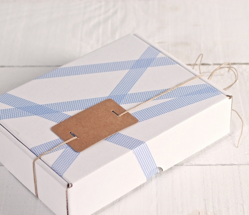 Scatola bianca decorata con washi tape quadrati blu