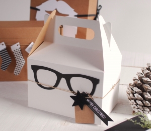 Schachtel dekoriert mit Brille