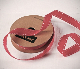 Rotes Grosgrain-Band mit Steppnähten