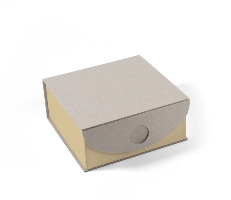 Caja cuadrada de cartón ecológico rígido montada y encolada. Caja cuadrada de cartón ecológico rígido montada y encolada.