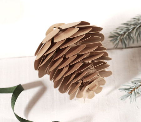 Ananas décoratif en carton