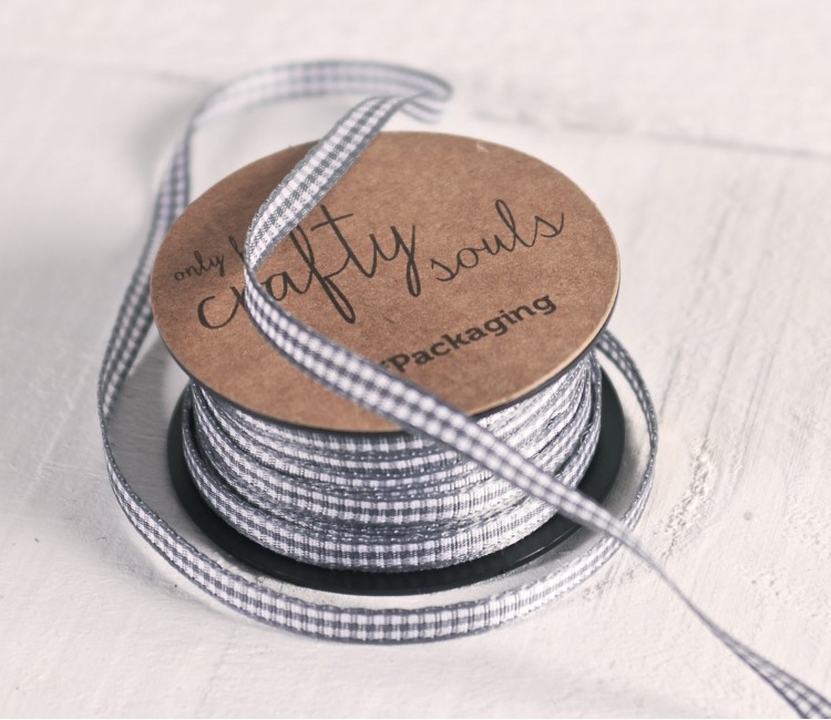 Band mit Vichy-Muster zum Dekorieren von Geschenken. Band mit Vichy-Muster zum Dekorieren von Geschenken.