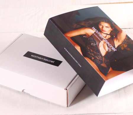 Box with a customised sash for lingerie