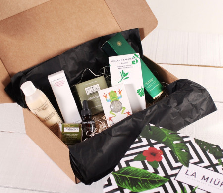 Box for cosmetics shipments