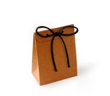 Bolsita para regalos pequeños. Cartulina kraft y cordón negro.