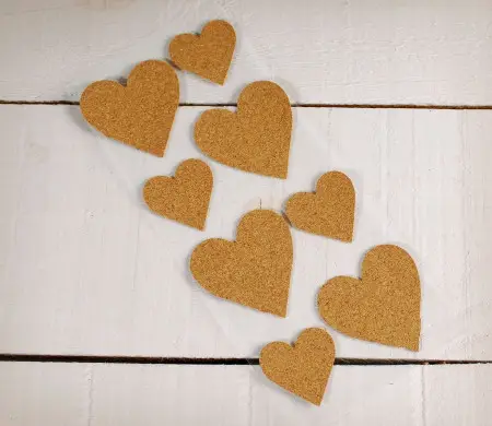 Corazones adhesivos de corcho