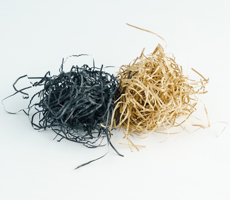 Papierschnipsel als Füllung von Kartons Papierschnipsel als Füllung von Kartons
