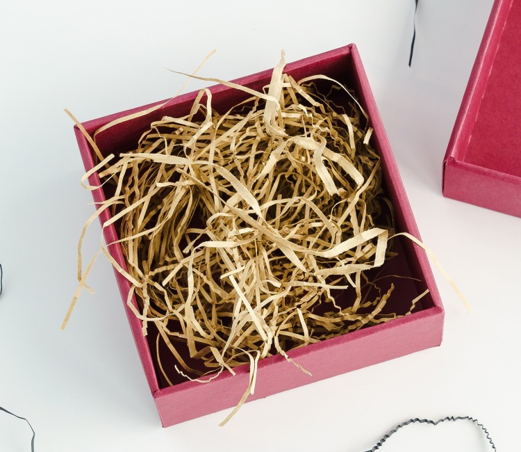 Papierschnipsel als Füllung von Kartons Papierschnipsel als Füllung von Kartons